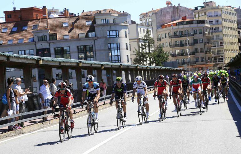 Corredores en pleno esfuerzo en una etapa de la vuelta ciclista a España 2015