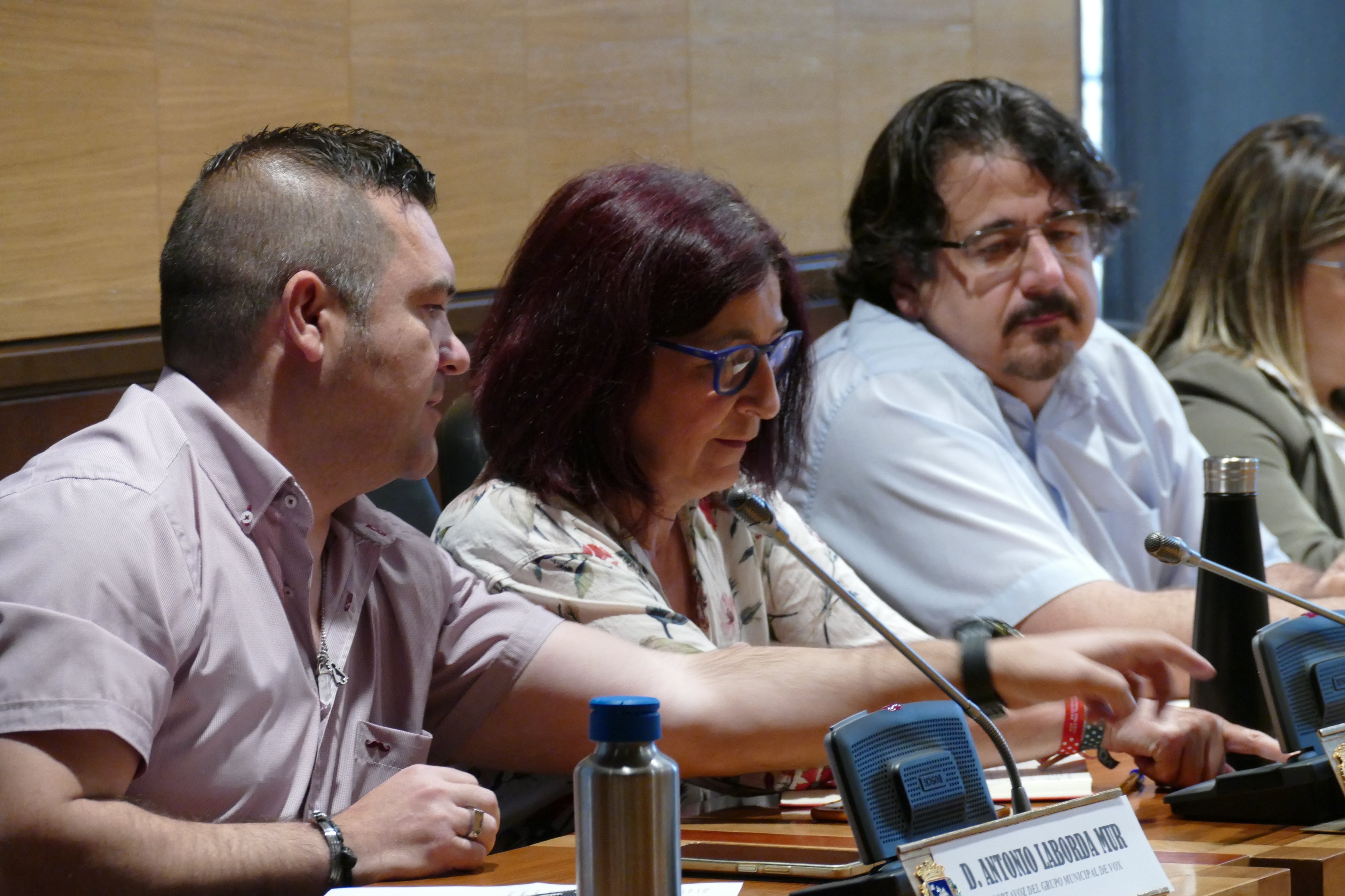 Antonio Laborda junto a los dos concejales de Vox