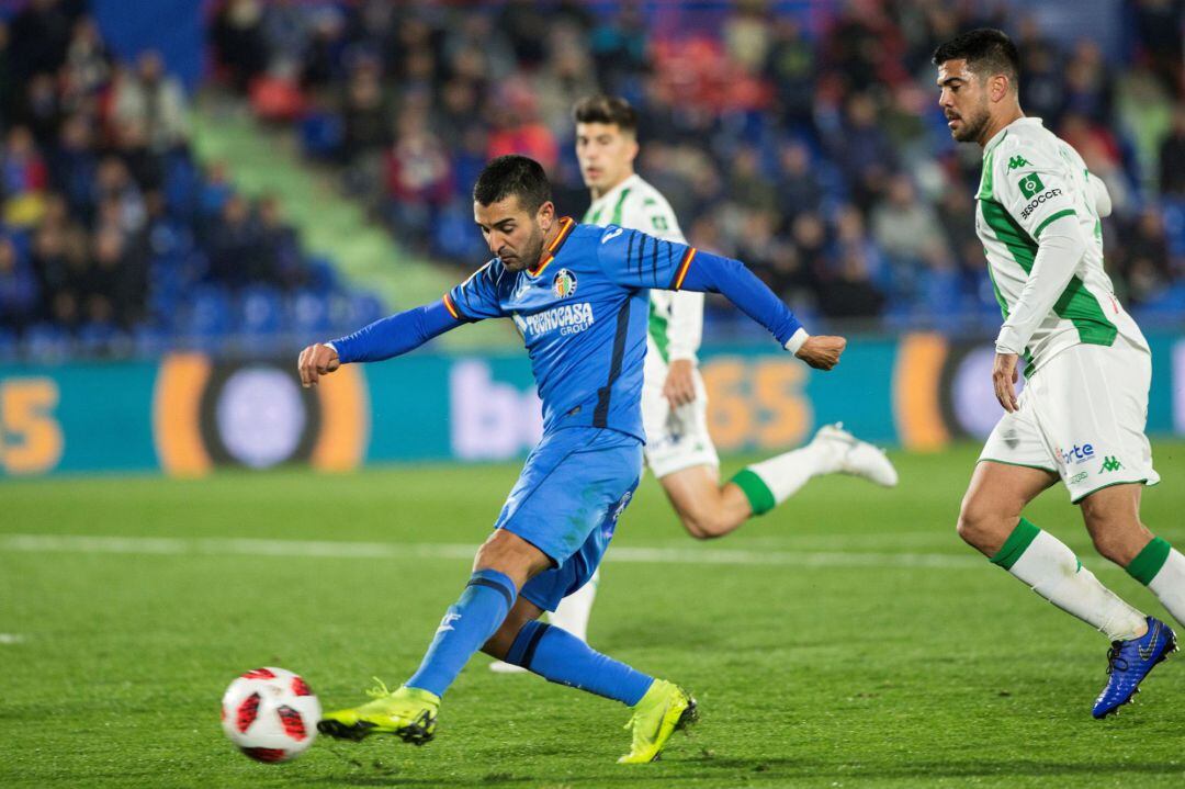 El delantero del Getafe Ángel Rodríguez (i) anota el quinto gol del equipo ante el Córdoba, durante el partido de vuelta de dieciseisavos de la Copa del Rey.