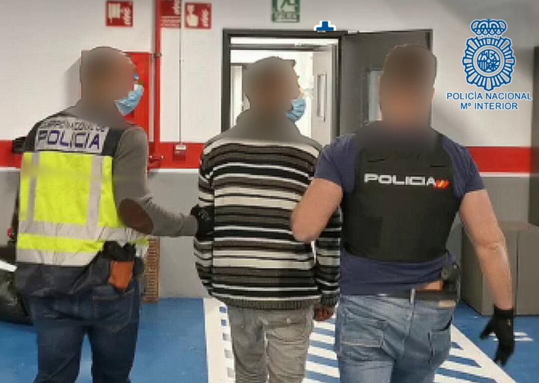 Un arrestado en manos de los agentes de la Policía Nacional