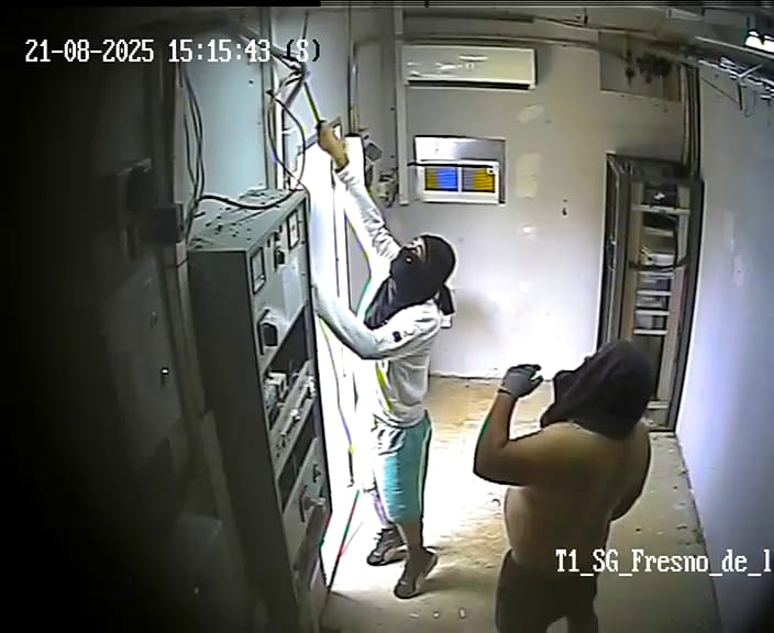 Los detenidos robando en un repetidor