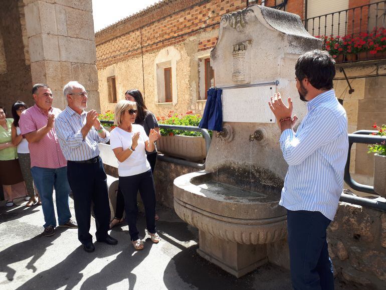 Los padres de Pablo, junto al hermano (d) y al alcalde de Tórtoles (de rojo) en el momento de descubrir la placa conmemorativa.