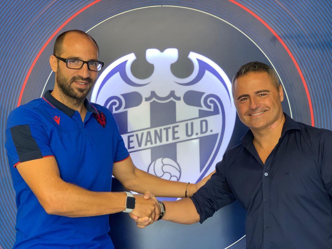 Firma del convenio entre la UE Gandia y el Levante UD