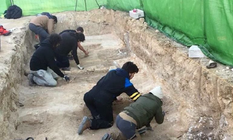 Trabajos en el cementerio de Lucena. (Facebook de Francisco Carrión).