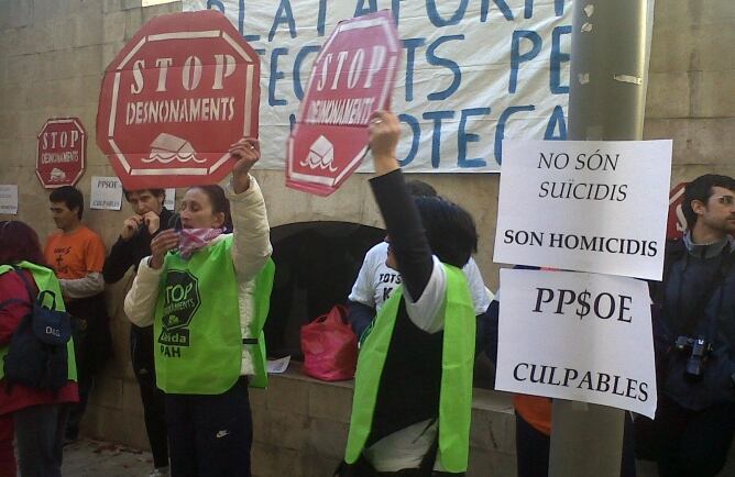 Un grup d&#039;activistes es manifesta davant la seu del PP a Lleida per reclamar la dació en pagament retroactiva