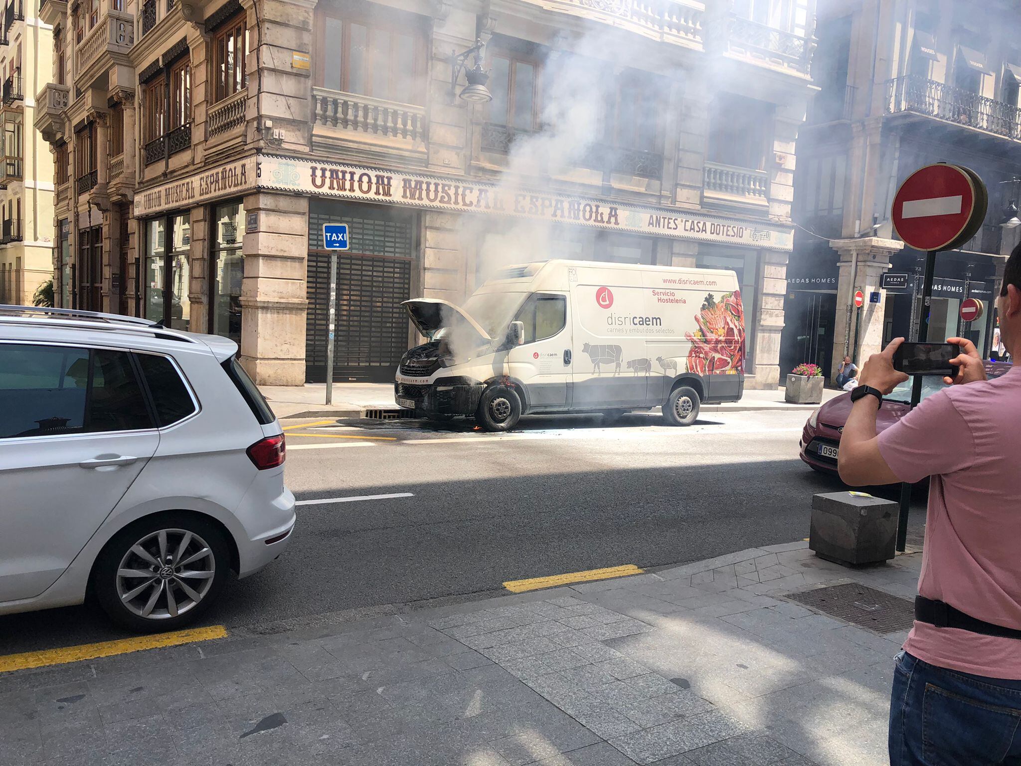 Una furgoneta se incendia en el centro de València