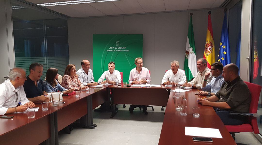 Alcaldes y responsables municipales en la reunión con el consejero de fomento y vivienda, Felipe López