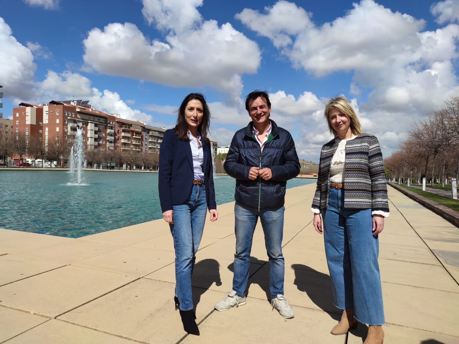 Mónica Moreno, Agustín González y Maribel López posan en el Parque del Bulevar tras el anuncio de López como número 4 de la candidatura.