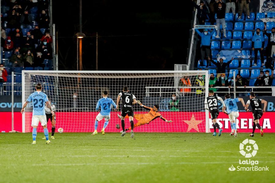 Herrera anotando la pena máxima en una imagen de La Liga SmartBank