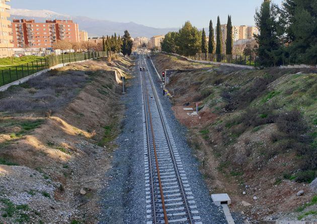 Instalación del tercer carril en la vía de Moreda a la altura del barrio granadino Cerrillo de Maracena