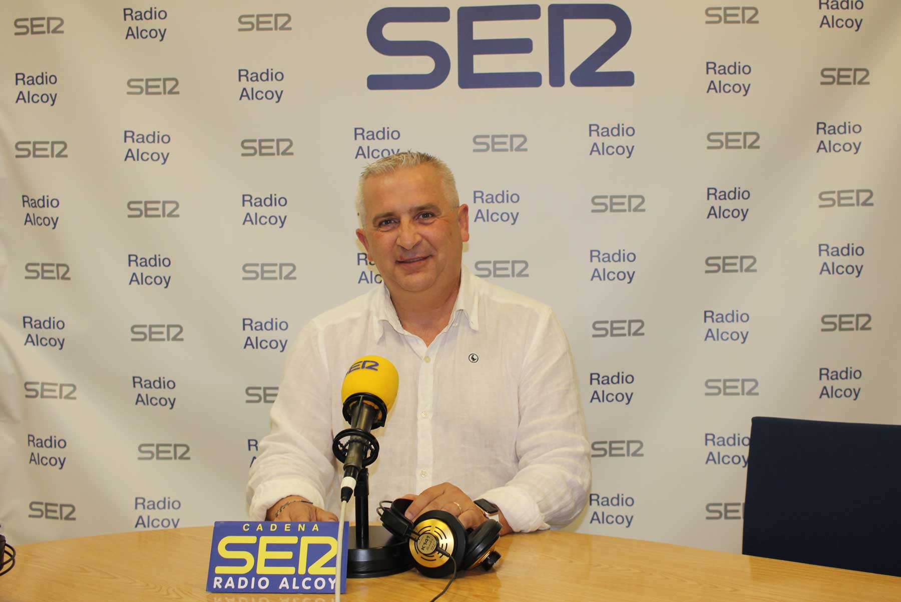 Francisco Sellés, alcalde de Beniarrés, en l&#039;estudi central de Radio Alcoy
