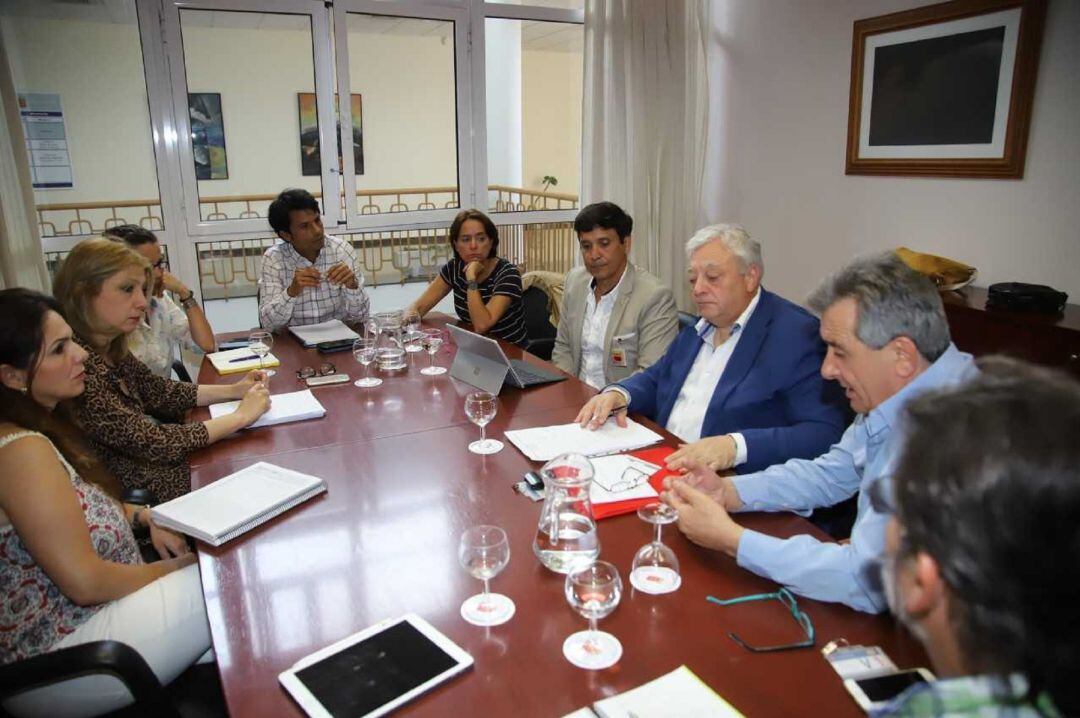 Un momento de la reunión entre el consejero de Bienestar Social, Marcos Bergaz, y técnicos de la UTE Residenza y del cabildo.