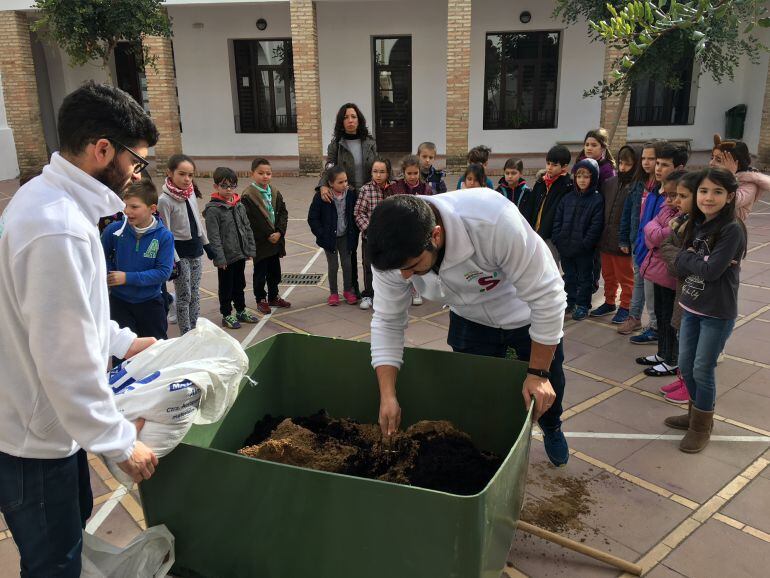 Técnicos de Sadeco explican el proceso de compostaje a los escolares