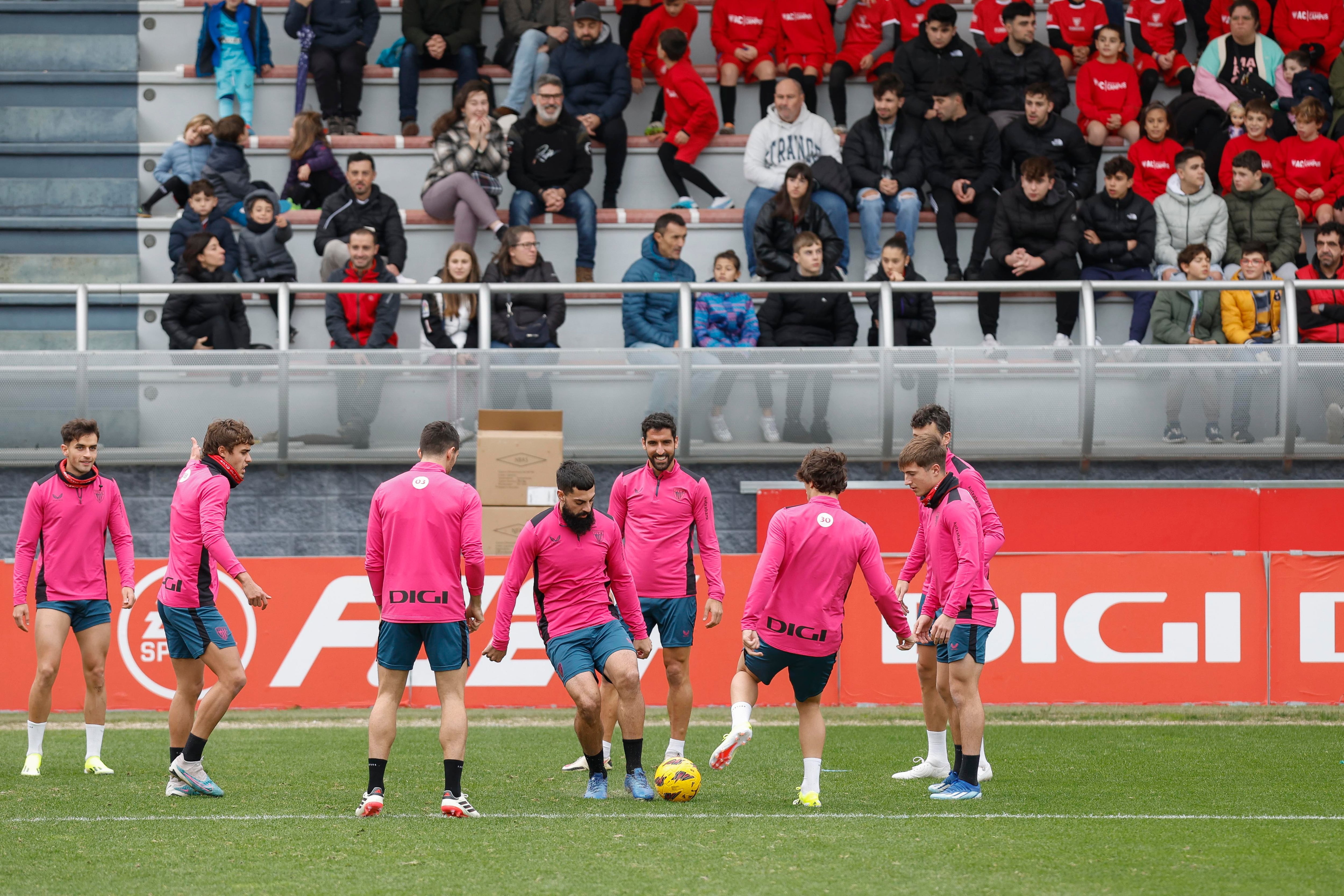 Asier Villalibre golpea un balón durante el entrenamiento que el Athletic de Bilbao ha celebrado este jueves en sus instalaciones de Lezama