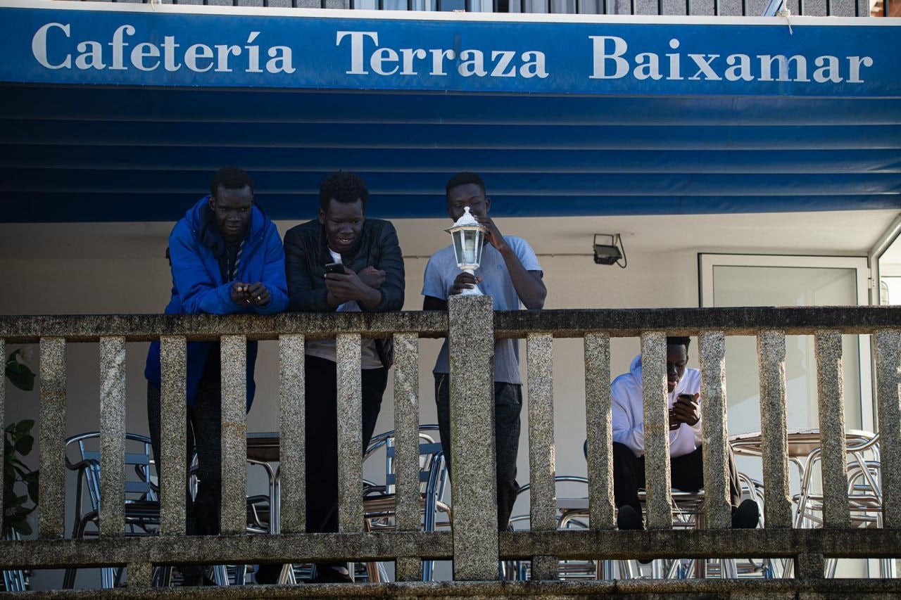 Un grupo de migrantes en la terraza del Hotel Baixamar de Sanxenxo en 2023