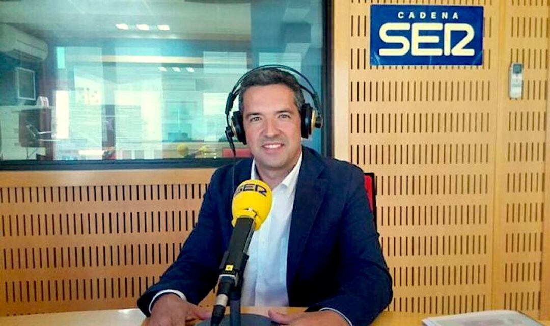 Ruiz Arana en los estudios de Radio Cádiz - Archivo - 