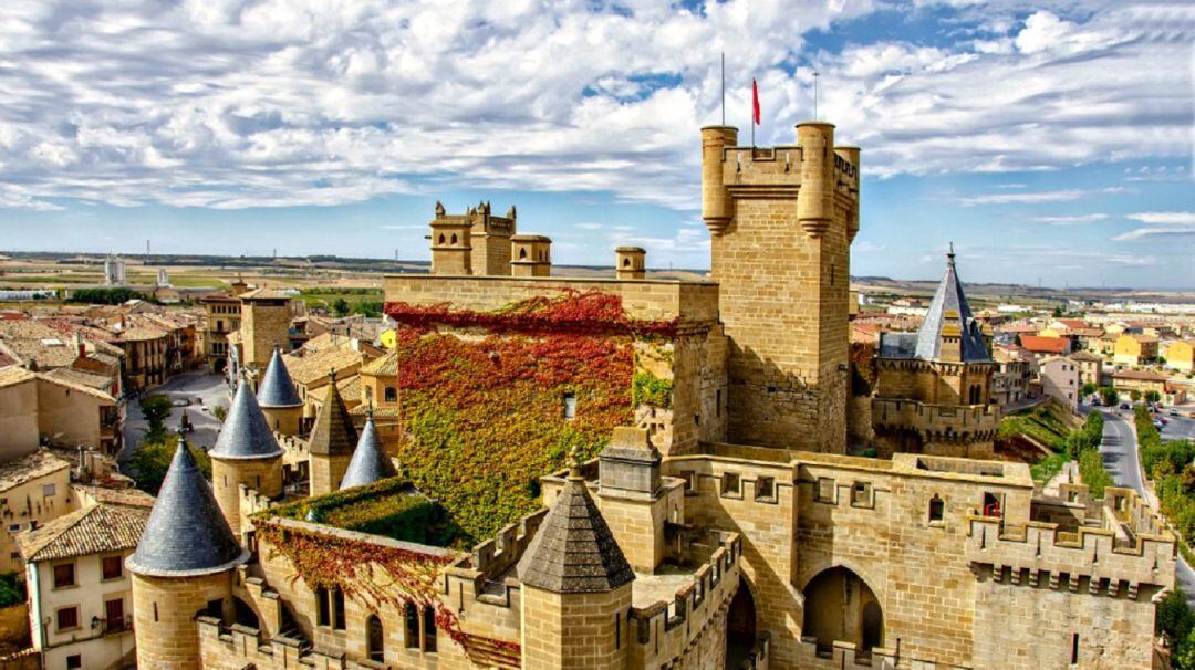 Olite, una de las ciudades más visitadas de Navarra por su Palacio Real y castillo, se convierte durante julio y agosto en escenario para múltiples propuestas escénicas.