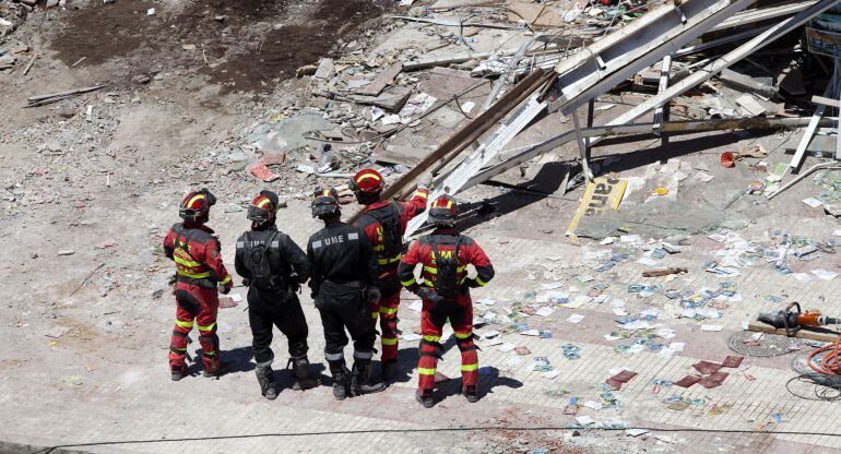 Los servicios de rescate continúan las labores de desescombro en el edificio derrumbado en Arona (Tenerife) en busca de las personas que aún no han sido localizadas tras el siniestro, en el que han muerto dos mujeres y cinco personas continúan desaparecid