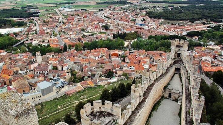 Una de las responsables de la Biblioteca Municipal, Pilar González, repasa las próximas actividades del centro, entre ellas la celebración de cuentacuentos en el Castillo
