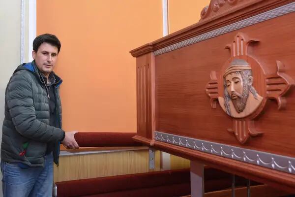 El responsable de tandas de la hermandad, Carlos Martín Lobera, muestra las andas de aluminio, las ventanas en el trono, o los recoge velas