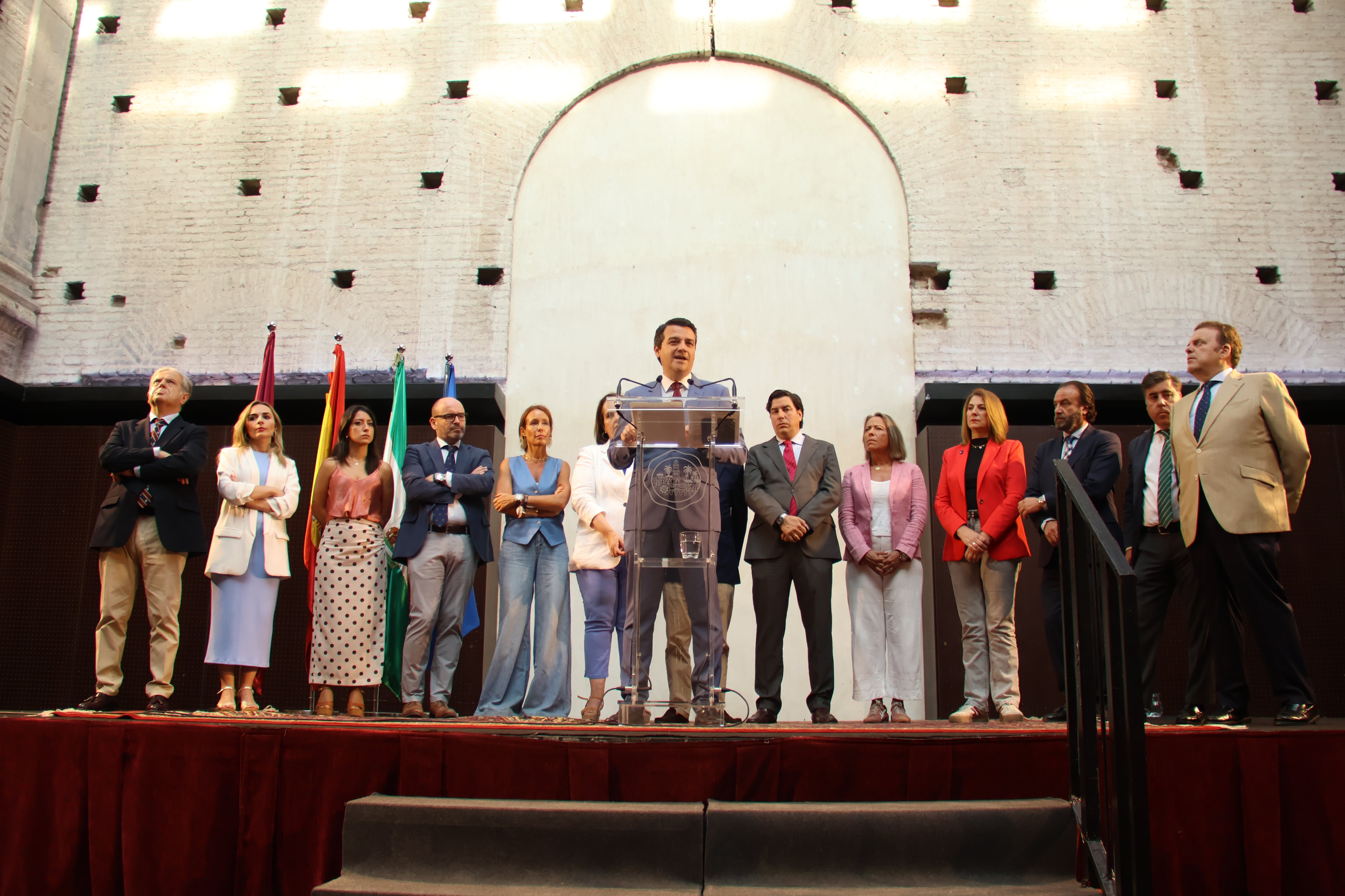 El alcalde de Córdoba, José María Bellido, con su equipo de gobierno en la Sala Orive.