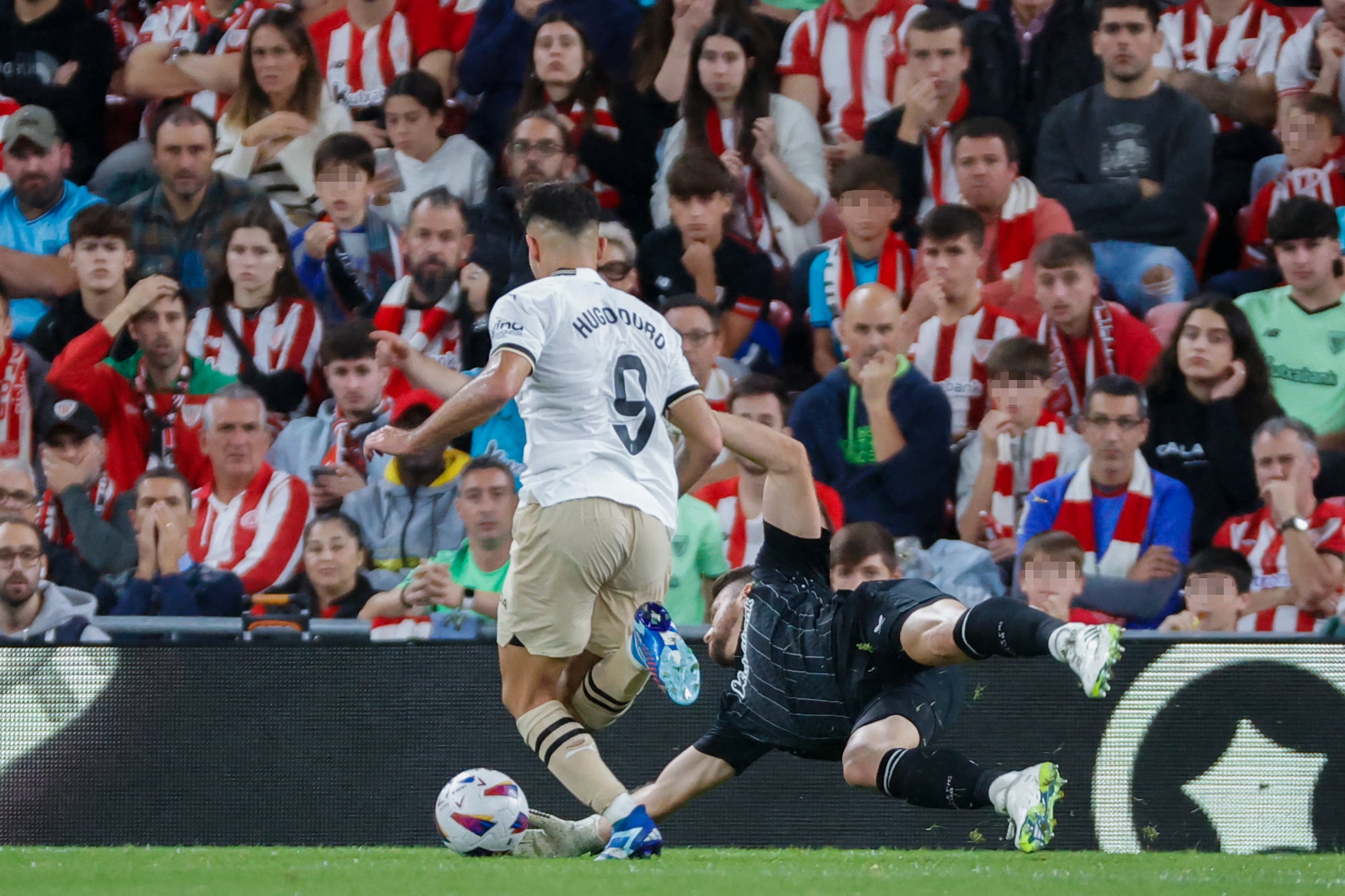 Unai Simón disputa la posesión ante Hugo Duro, delantero del Valencia