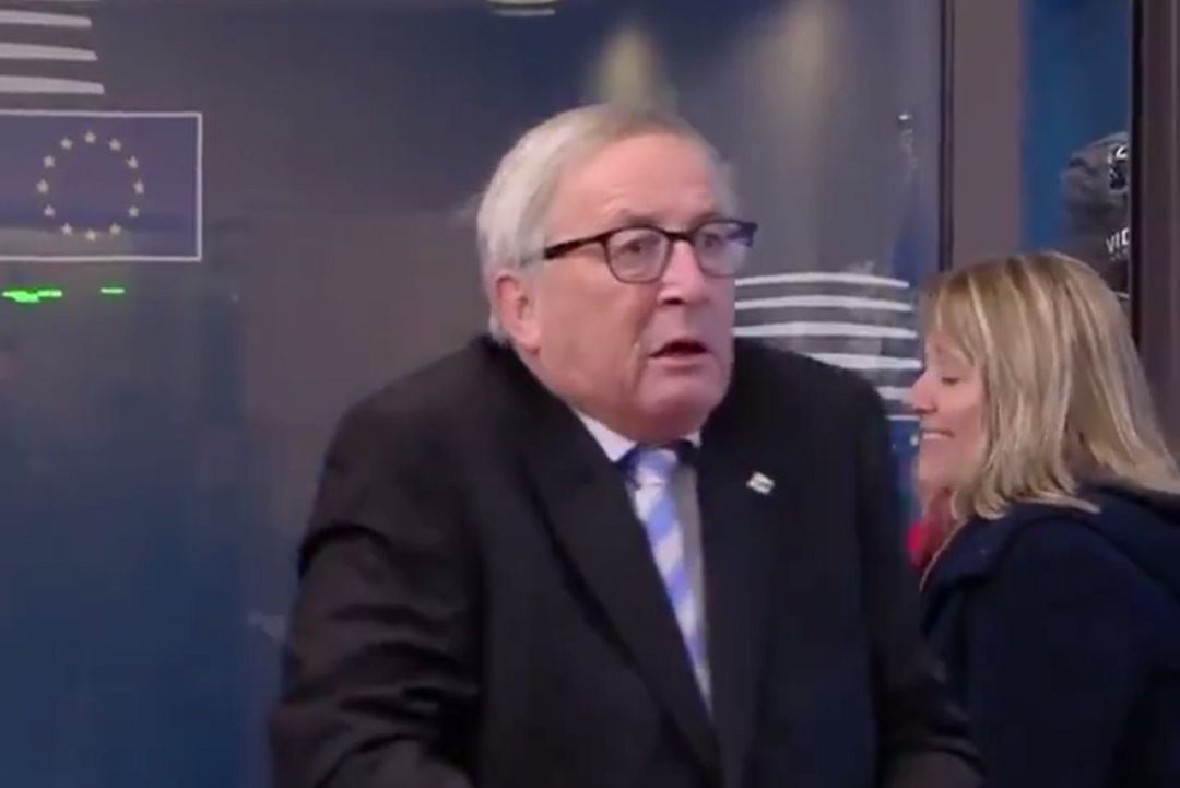 Juncker la lía una vez más: su extraña actitud en la cumbre europea