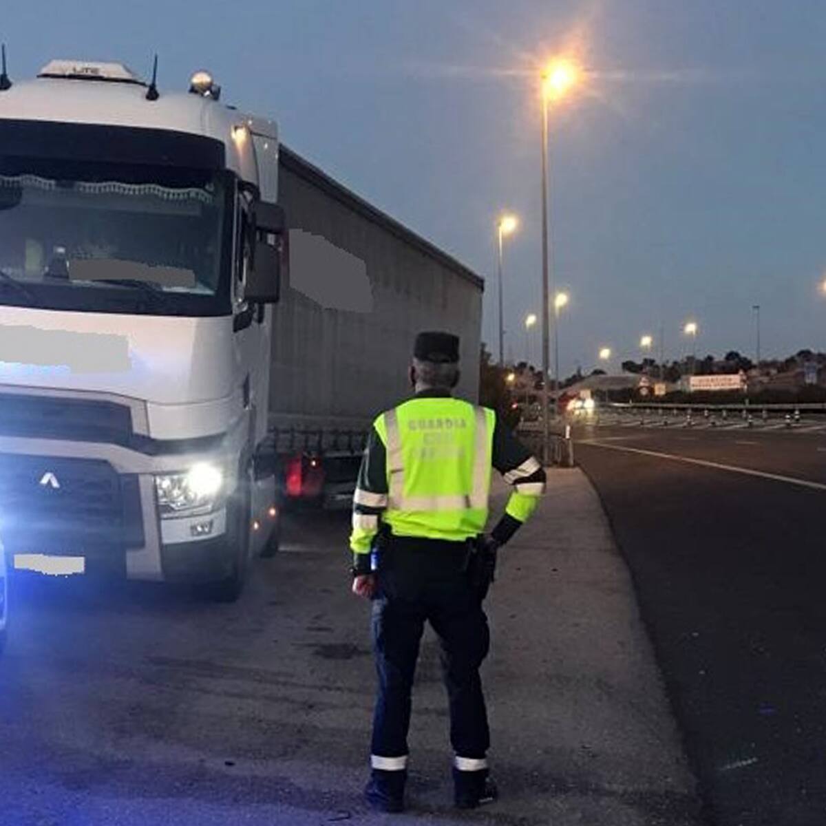 La Guardia Civil intercepta a un camionero quintuplicando la tasa máxima de alcoholemia