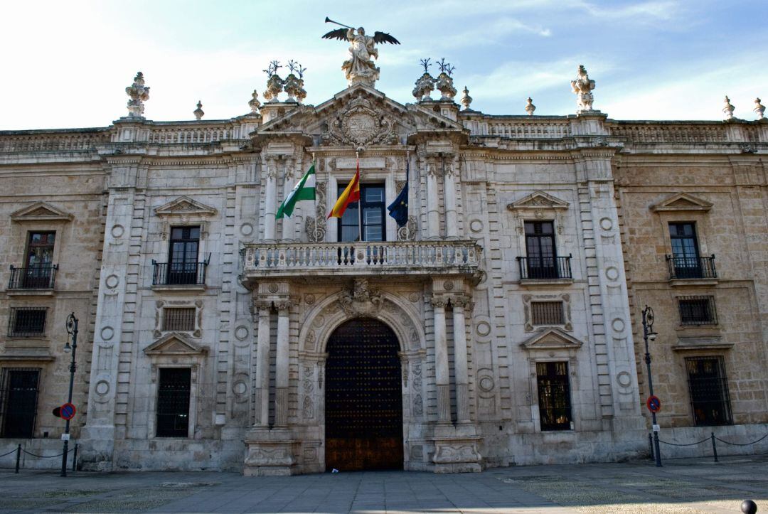 Fachada principal del edificio central de la Universidad de Sevilla