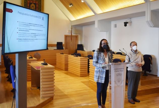 Eva María Masías, alcaldesa, y el concejal de Hacienda, Nicolás Clavero durante la presentación del presupuesto para 2022