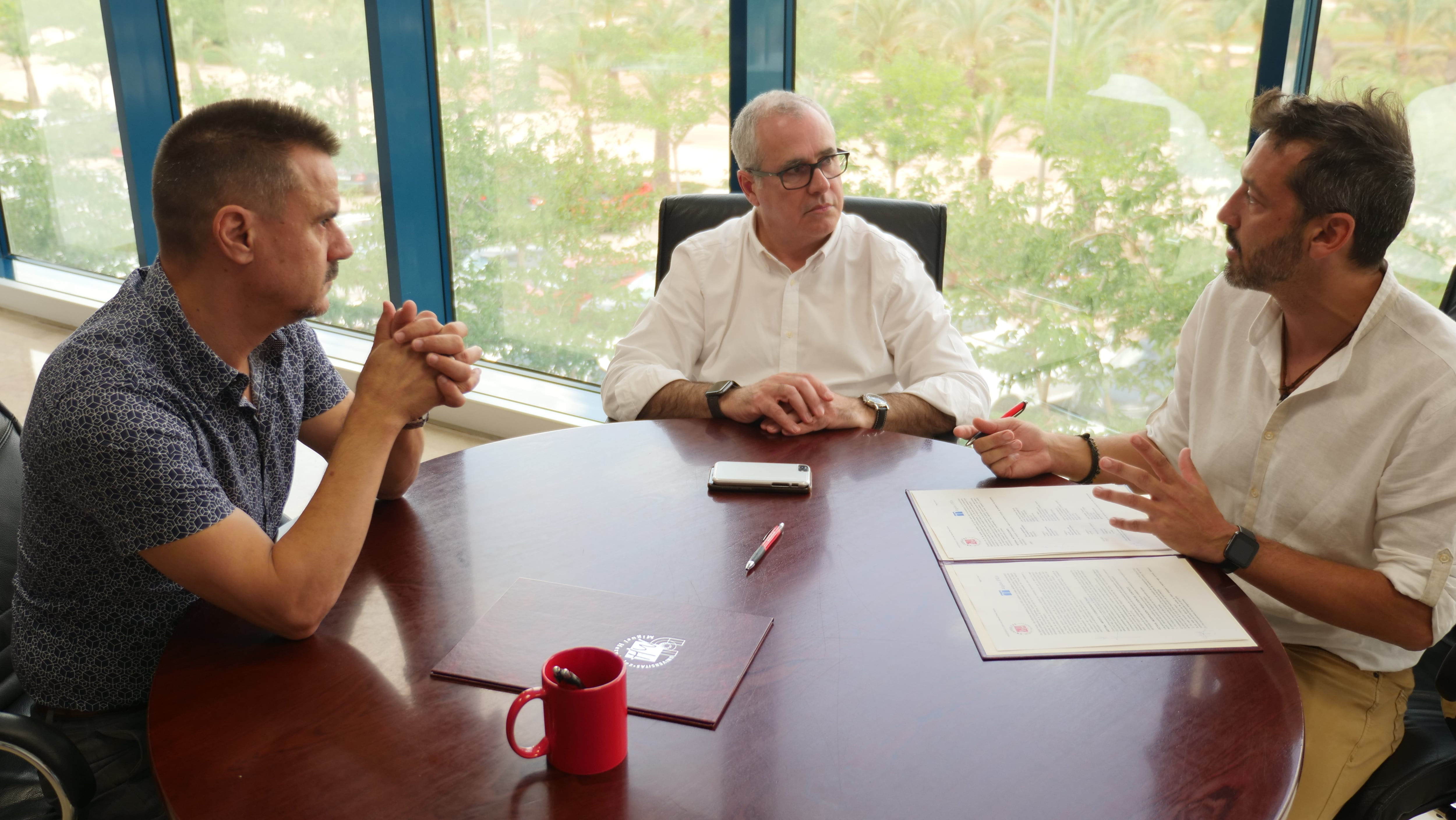 Imagen de la reunión entre representantes de Aigües d&#039;Elx y la Universidad Miguel Hernández de Elche