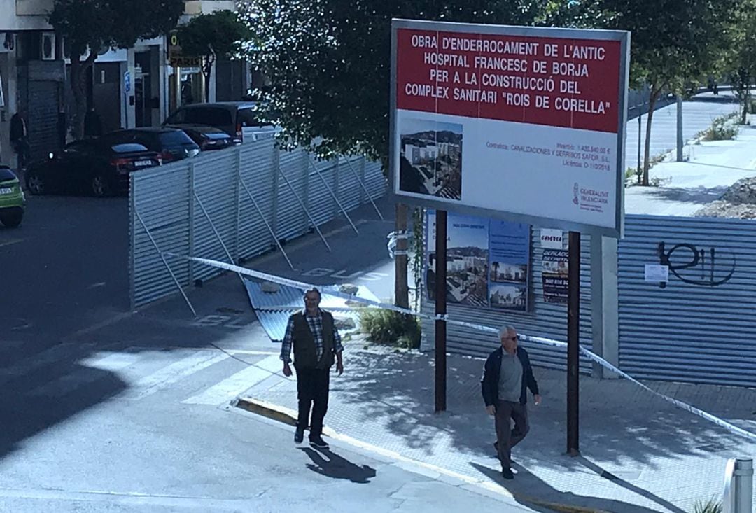 Plancha metálica arrancada por el viento en el solar del viejo hospital 