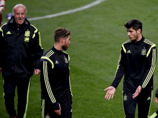 Sergio Ramos y Álvaro Morata ante el seleccionador Vicente del Bosque