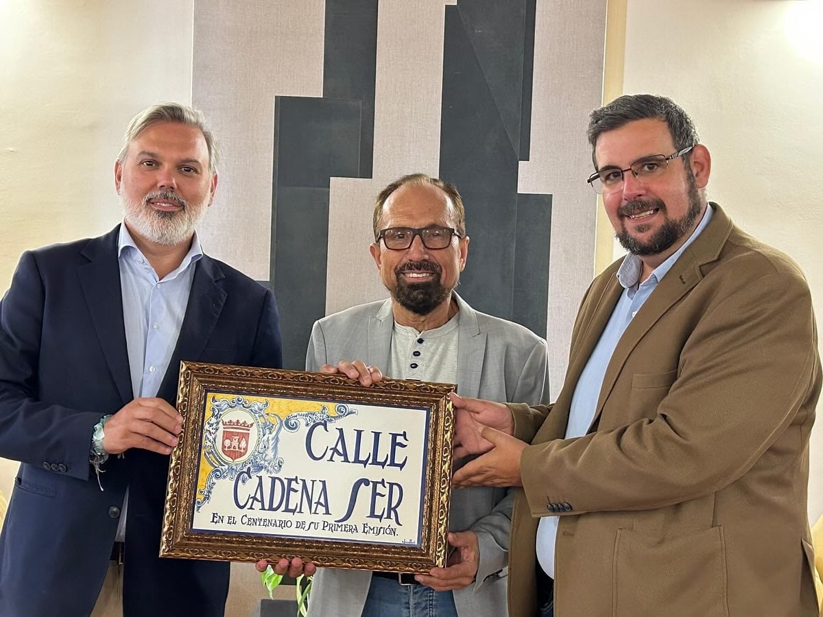 El alcalde de Plasencia (izq), Fernando Pizarro; el director regional de SER Extremadura (centro), Ángel Blanco, y el director provincial de Cáceres (dcha), José Luis Hernández, en el momento de entrega de la replica de azulejo del viario placentino.