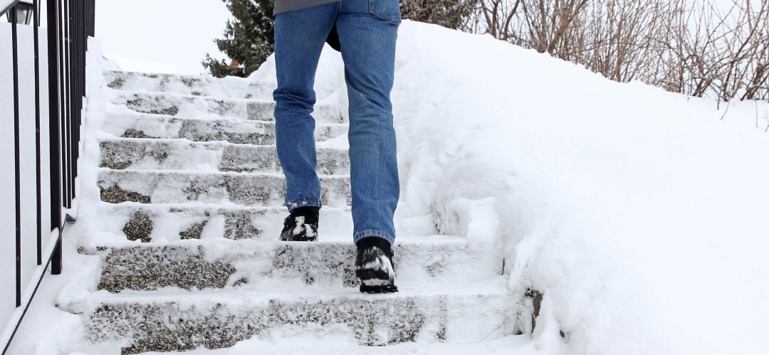 El caminar por la nieve helada puede provocar caídas y roturas.