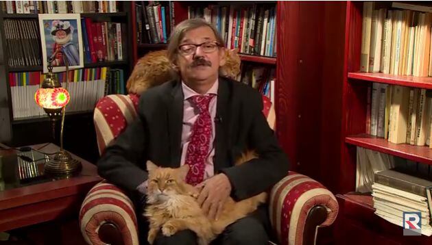 El Dr Jerzy Targalski concediendo una entrevista con dos de sus gatos.