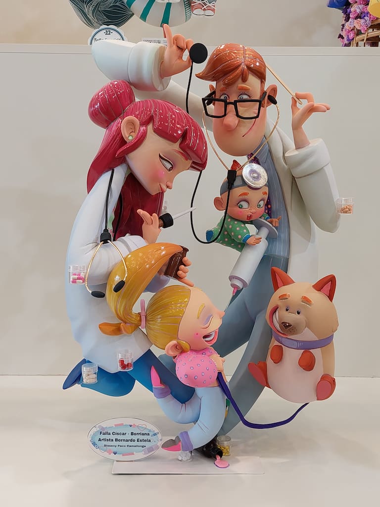 La Exposición del Ninot de las Fallas 2023 abre sus puertas con 750 figuras que rebosan diseño y sátira. Todas ellas quieren salvarse de las llamas gracias al voto popular.