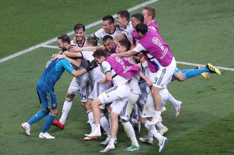 El equipo ruso celebra la victoria en la tanda de penaltis contra España.  