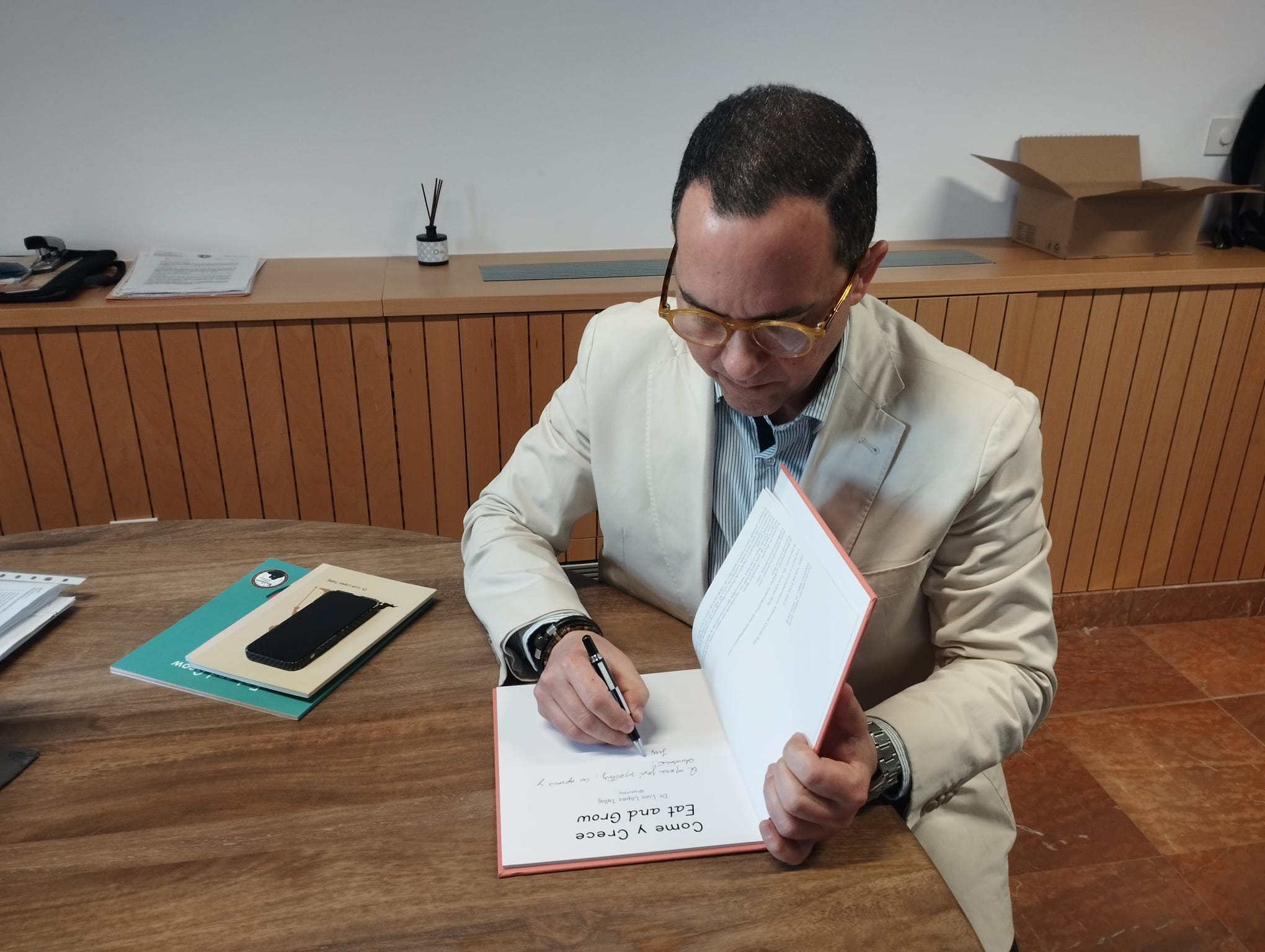 López Tallaj firmando uno de sus libros.