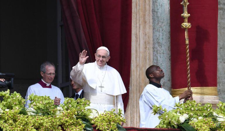 El Papa Francisco durante el mensaje de Pascua que ha leído desde la logia central de la basílica de San Pedro del Vaticano.