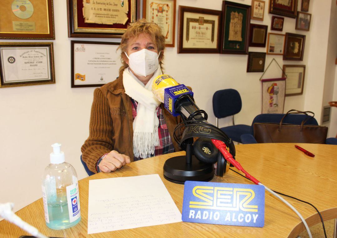 Puri Auñón, en los estudios de Radio Alcoy