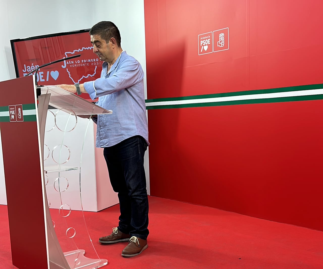 Francisco Reyes en la sede del PSOE provincial.