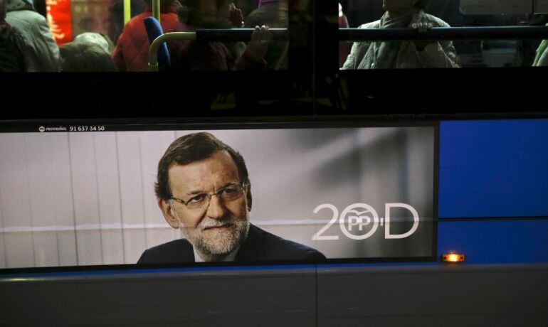 Cartelería del 20-D utilizada por el PP en un autobús. 