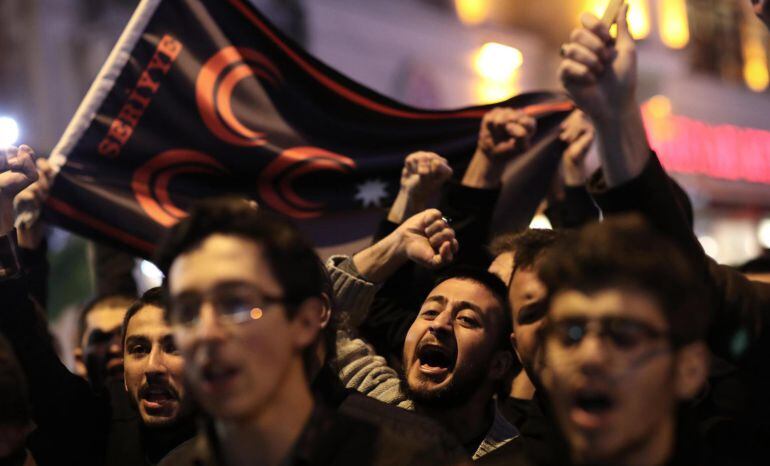 Manifestantes turcos protestan contra el ataque químico en Siria. 