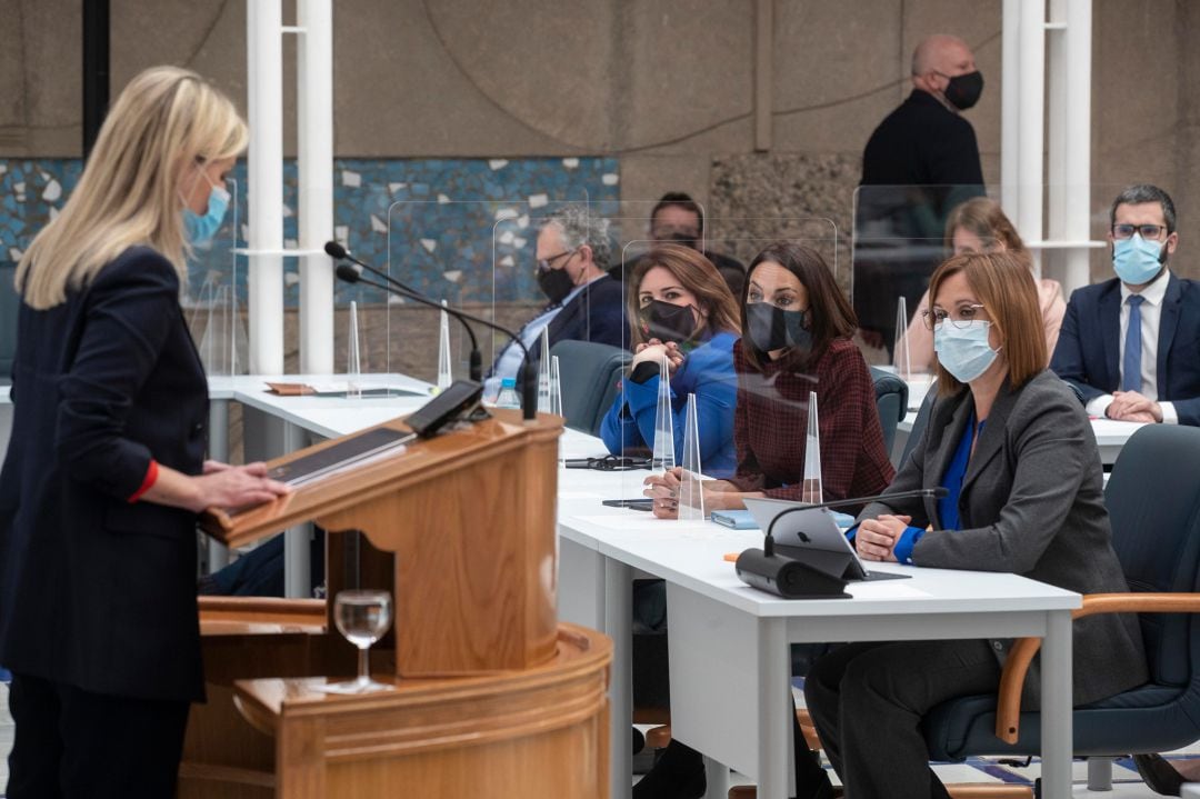 Intervención de Ana Martínez Vidal bajo la mirada de Isabel Franco y Valle Miguélez