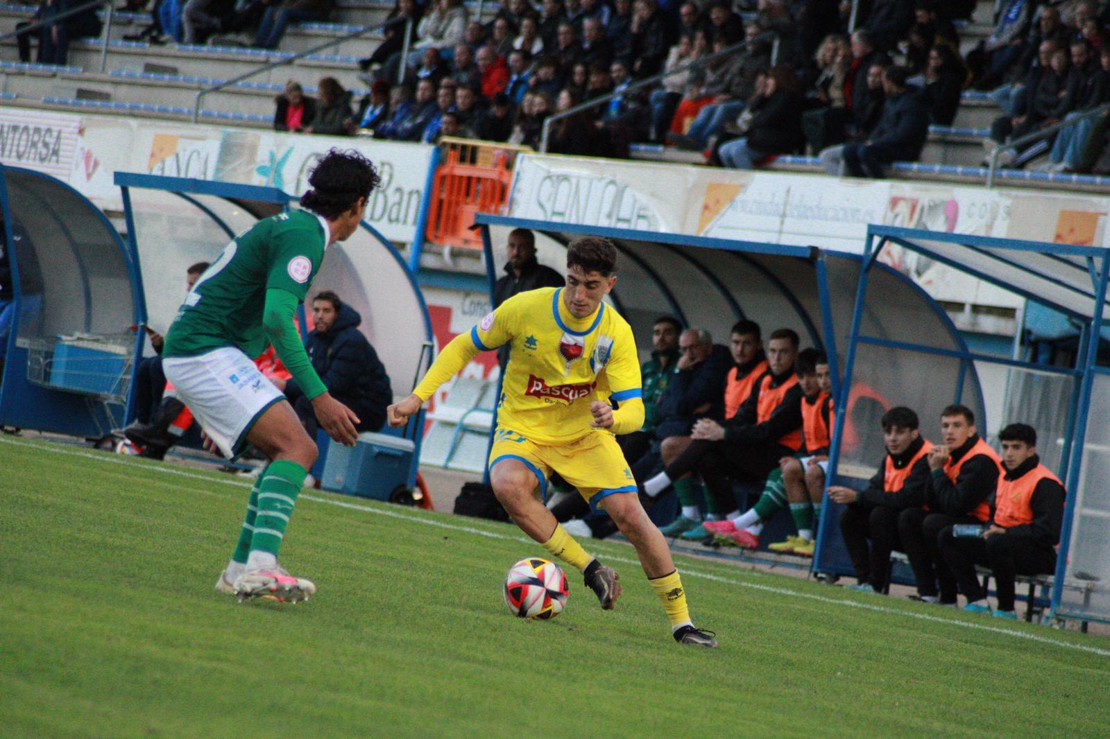 Kevin lleva el balón en el último duelo ante el Coruxo