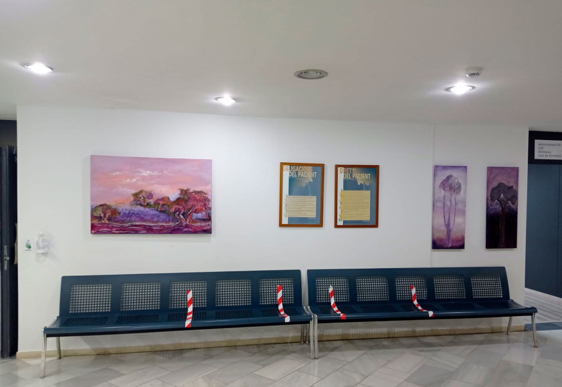 Algunos de los cuadros que están expuestos en los pasillos