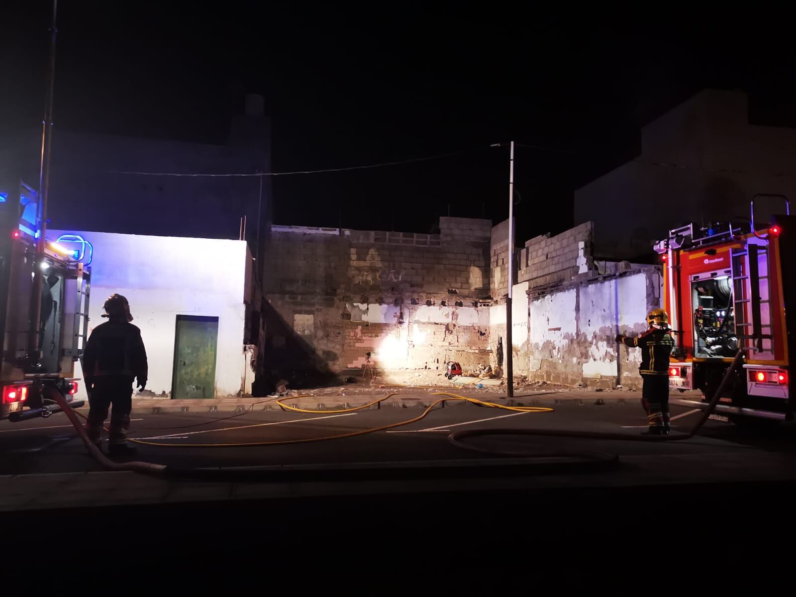 Los bomberos de Lanzarote en la vivienda afectada por el fuego.