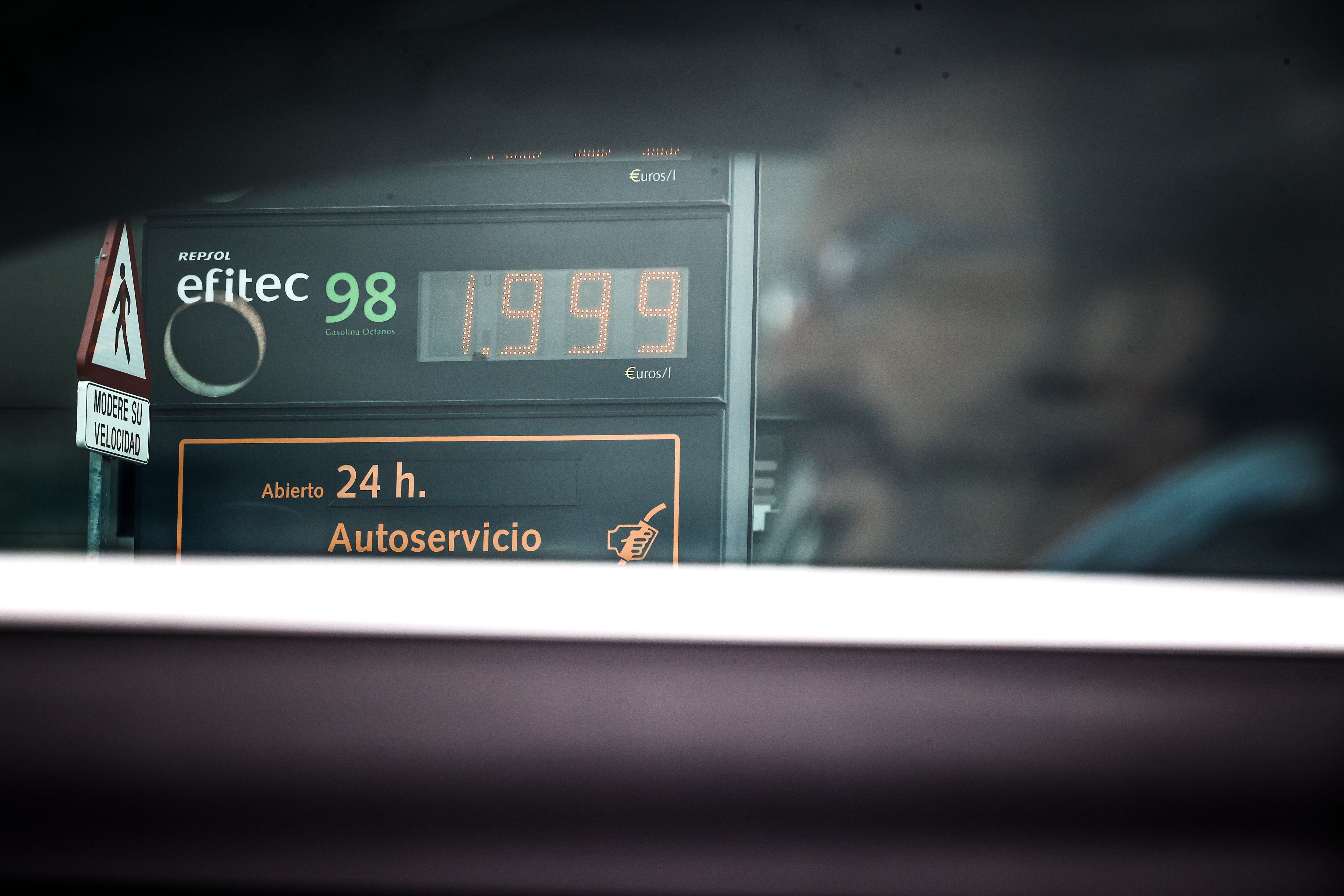 El gasóleo, el combustible de automoción más consumido en España, se vende ya por encima de los dos euros el litro en más de ochenta gasolineras del país, un cifra que en tan solo 24 horas se ha multiplicado por diez. Así se desprende al menos de los datos que este jueves recoge el Geoportal del Ministerio para la Transición Ecológica, que recopila en tiempo real los precios de los carburantes en más de 11.000 gasolineras de España. EFE/ Emilio Naranjo