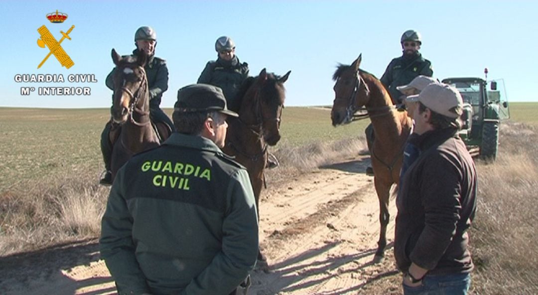 Escuadrón a caballo patrullando por Ávila